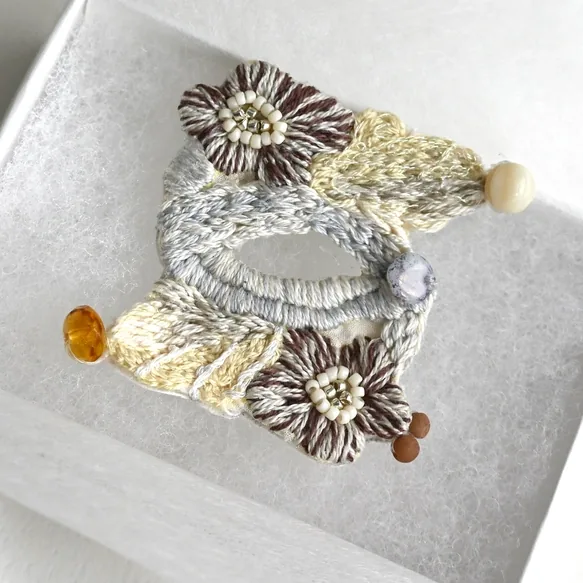 啓蟄。春が動き出す土の花｜チェコビーズと刺繍ブローチ