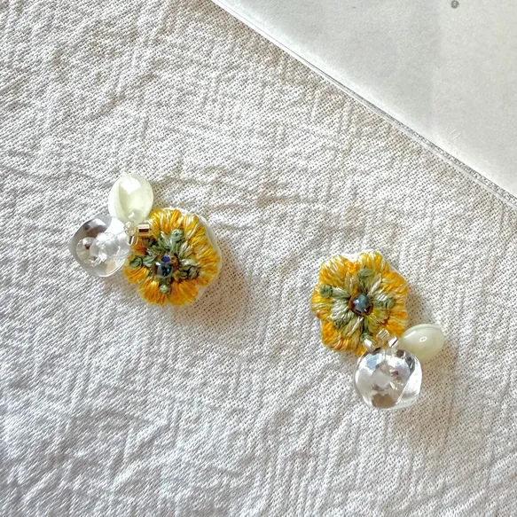 立春。福寿草と雪解けの光｜水晶とチェコビーズ刺繍ピアス