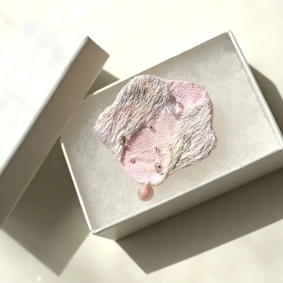 春霞のあわい、春分。｜桜色と光の刺繍ブローチ